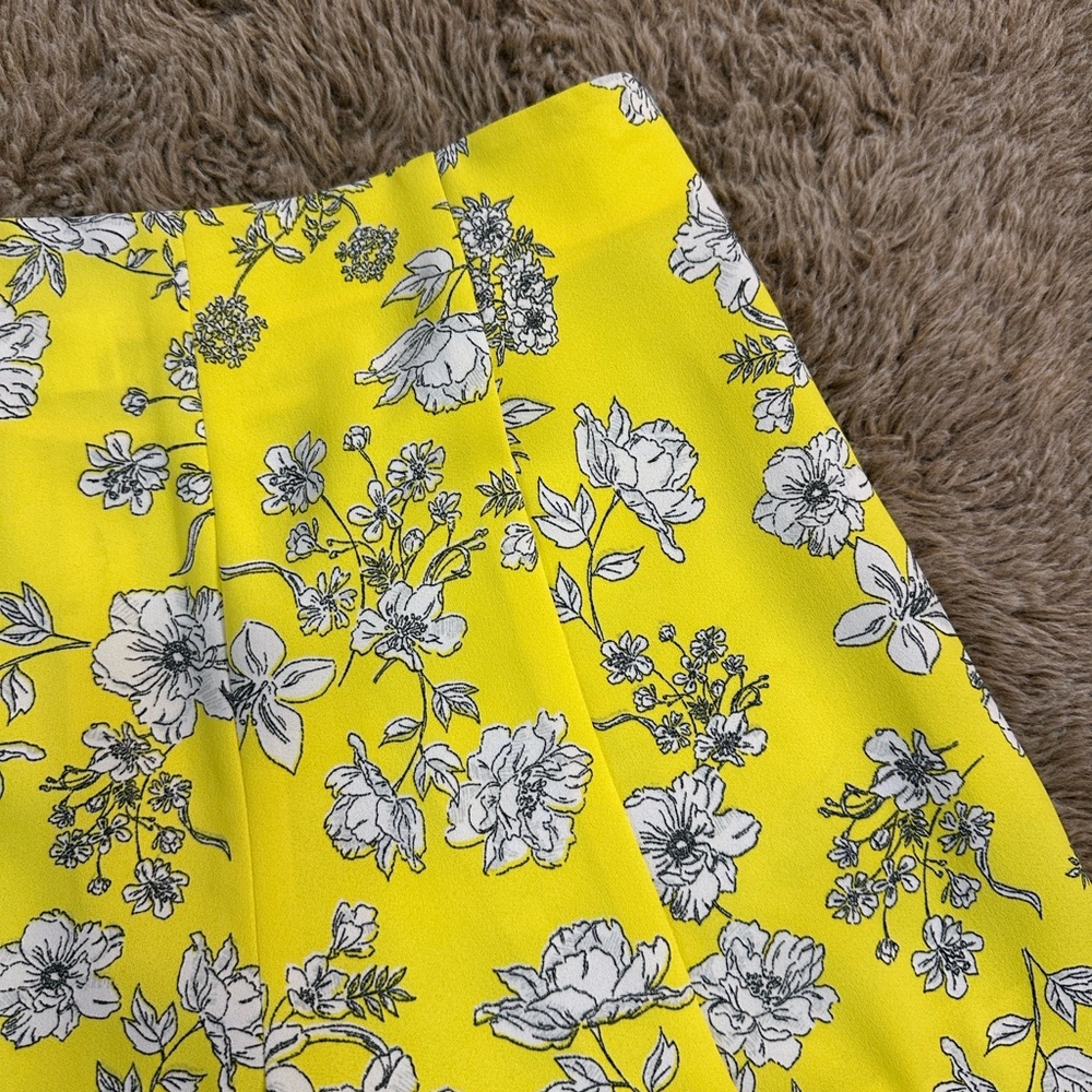Gianni Bini Yellow Floral Women’s Shorts - Picture 4 of 5